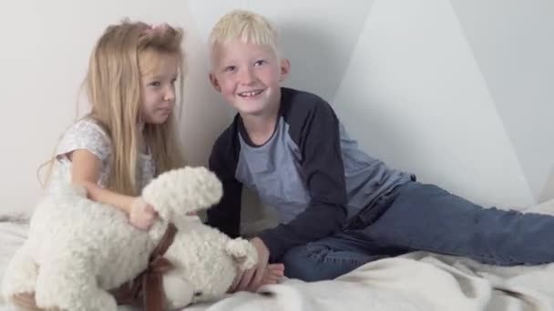 Ein süßes Geschwisterchen kuschelt zu Hause — Stockvideo