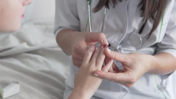 Doktorn undersöker pojkarnas finger med fingret borttaget — Stockvideo