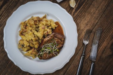 Patates püresi ve pastırma ile ızgara domuz eti boyun