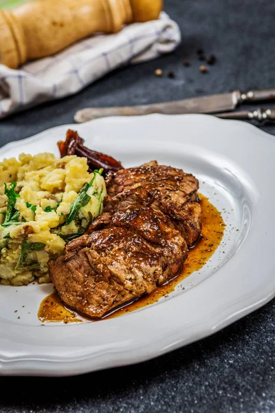 Grillad Fläskfilé Med Potatismos Och Glaserad Lök — Stockfoto