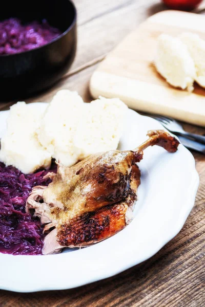 Cocina Checa Tradicional Pato Horno Con Col Roja Albóndigas — Foto de Stock