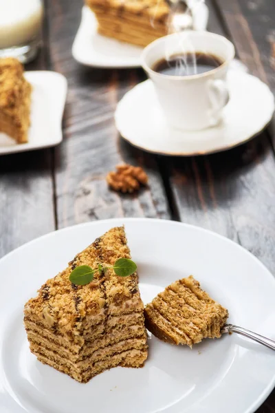 Tradycyjny Deser Ciasto Miód Orzechami Kawy Ciemny Stół Drewna — Zdjęcie stockowe