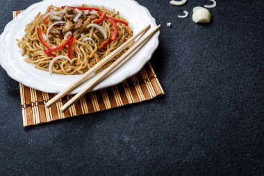 Çin noodle tavuk eti ve sebze ile