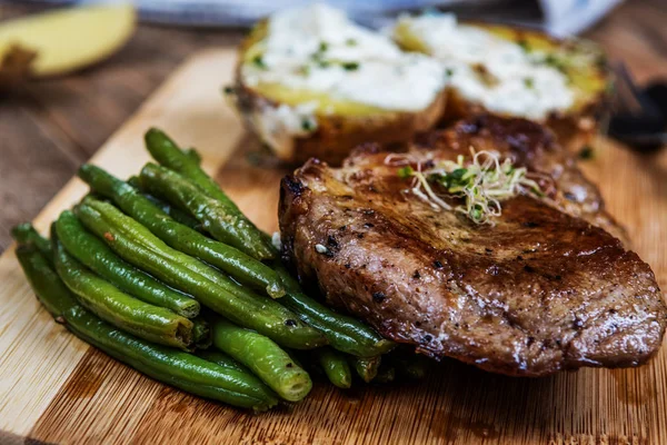 Nackensteak Vom Grill Mit Grünen Bohnen Und Ofenkartoffeln — Stockfoto