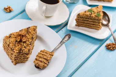 Geleneksel tatlı bal pasta mavi ahşap masa kahve ile ceviz ile