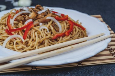 Çin noodle tavuk eti ve sebze ile