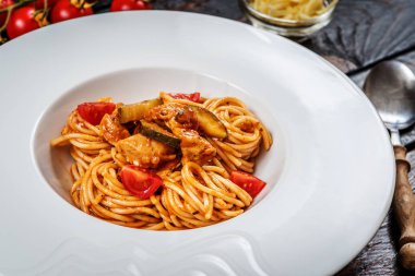 Sebzeli tavuk eti ve domates soslu spagetti