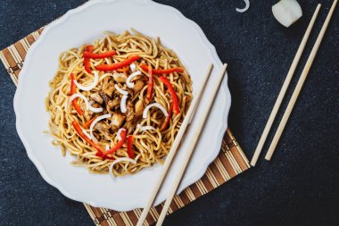 Çin noodle tavuk eti ve sebze ile