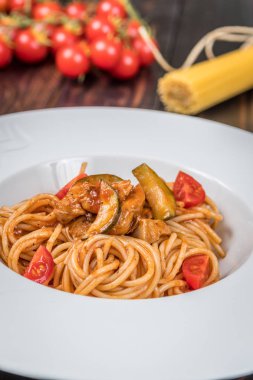 Sebzeli tavuk eti ve domates soslu spagetti