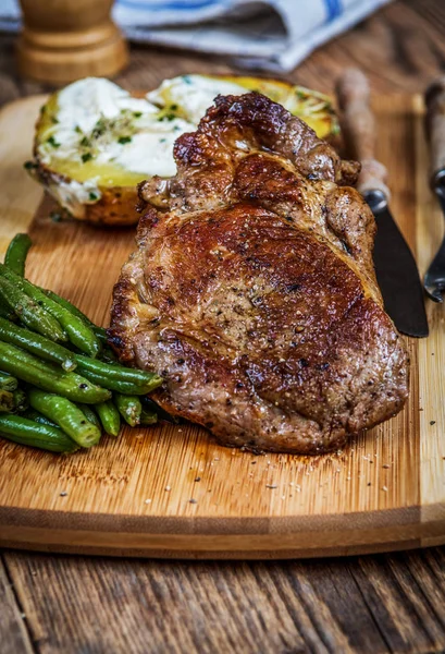 Grillezett Sertés Nyak Steak Zöldbab Sült Burgonyával — Stock Fotó