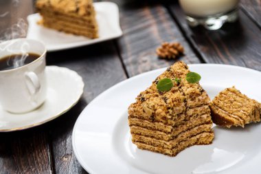 Geleneksel tatlı bal kek kahve koyu ahşap masa ve ceviz ile