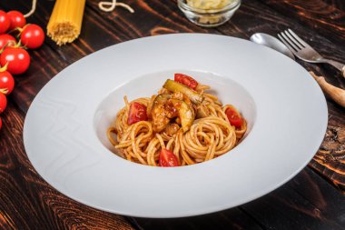 Sebzeli tavuk eti ve domates soslu spagetti