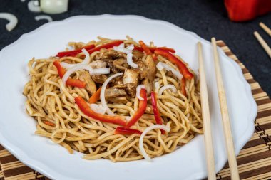 Çin noodle tavuk eti ve sebze ile