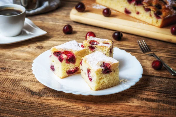 Tradycyjny Czeski Bubble Ciasto Lub Souffle Wiśniami — Zdjęcie stockowe