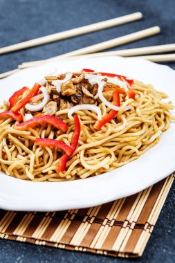 Çin noodle tavuk eti ve sebze ile
