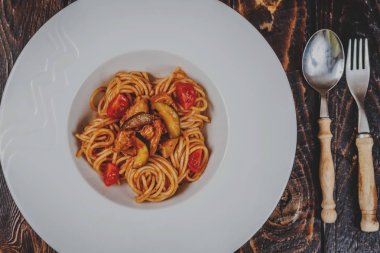 Sebze en iyi manzaralı tavuk eti ve domates soslu spagetti