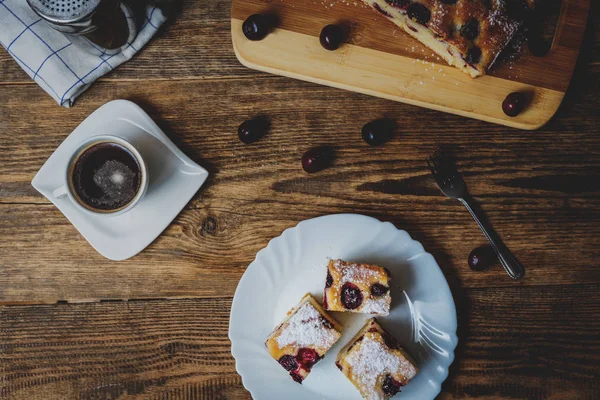 Traditionele Tsjechische Zeepbel Cake Soufflé Met Kersen — Stockfoto