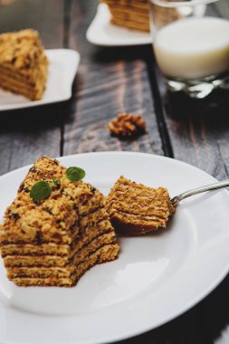 Geleneksel tatlı bal kek kahve koyu ahşap masa ve ceviz ile