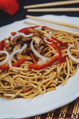 Çin noodle tavuk eti ve sebze ile