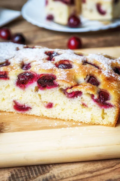 Tradycyjny Czeski Bubble Ciasto Lub Souffle Wiśniami — Zdjęcie stockowe