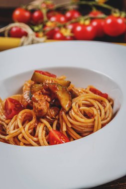 Sebzeli tavuk eti ve domates soslu spagetti