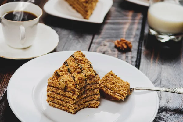 Traditionele Dessert Honing Cake Met Walnoot Met Koffie Donkere Houten — Stockfoto