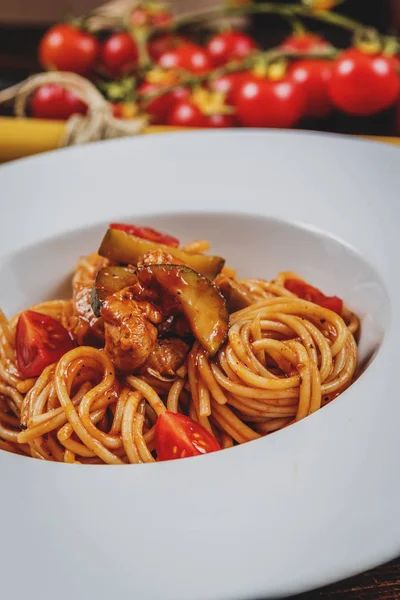 Sebzeli tavuk eti ve domates soslu spagetti