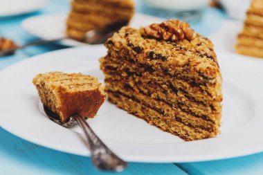 Geleneksel tatlı bal pasta mavi ahşap masa kahve ile ceviz ile