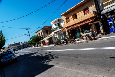 Güneşli bir gün Girit'te sokaklarda