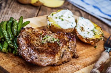 Izgara domuz eti boyun biftek ve yeşil fasulye ve fırında patates