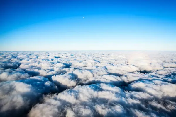 空と雲と飛行機の窓から空撮 — ストック写真