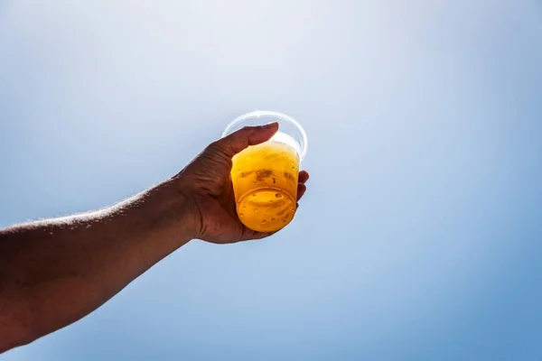 Homme Tient Bouteille Plastique Avec Bière Pression Dans Une Journée — Photo