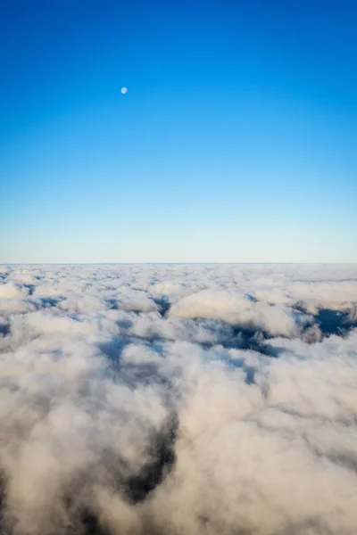 空と雲と月と飛行機の窓から空撮 — ストック写真