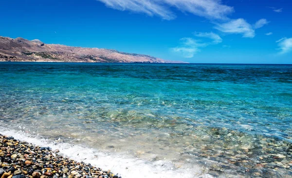Güneşli bir gün Girit'te okyanus plaj