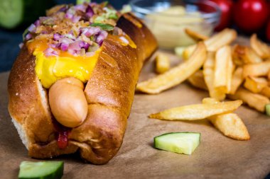 Izgara Hotdog sebze ve patates kızartması ile