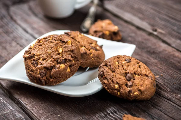 Traditionele Chocoladeschilferkoekjes Met Koffie Houten Tafel — Stockfoto