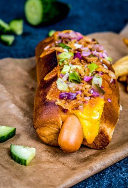 Izgara Hotdog sebze ve patates kızartması ile