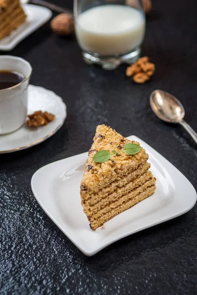 Traditionele Dessert Honing Cake Met Walnoot Met Koffie Donkere Stenen — Stockfoto