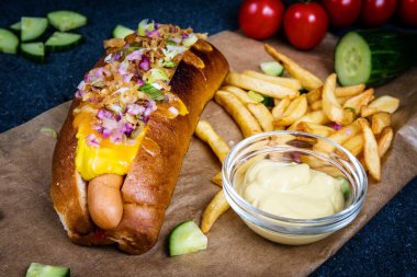 Izgara Hotdog sebze ve patates kızartması ile