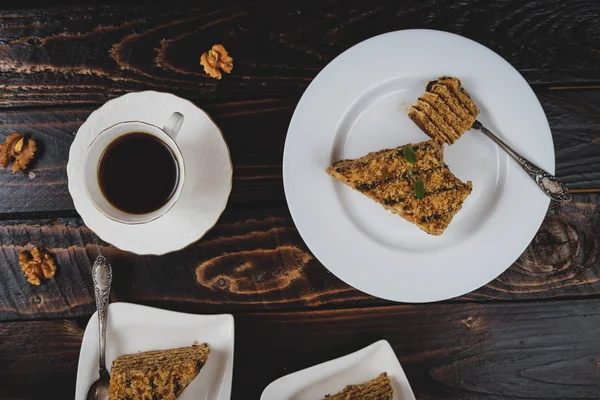 Traditionele Dessert Honing Cake Met Walnoot Met Koffie Donkere Houten — Stockfoto