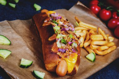 Izgara Hotdog sebze ve patates kızartması ile