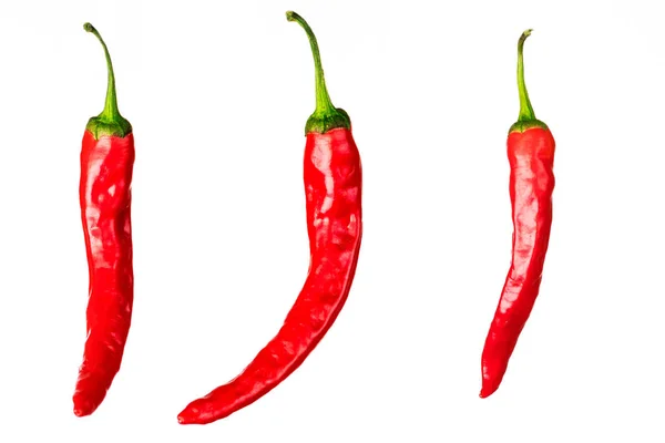 Tři Kusy Červeného Chilli Izolovaných Bílém Pozadí — Stock fotografie