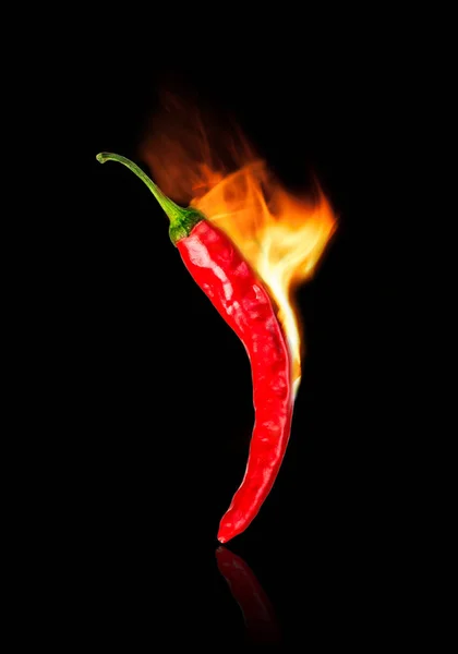 Chiles Rojos Con Fuego Sobre Fondo Negro — Foto de Stock