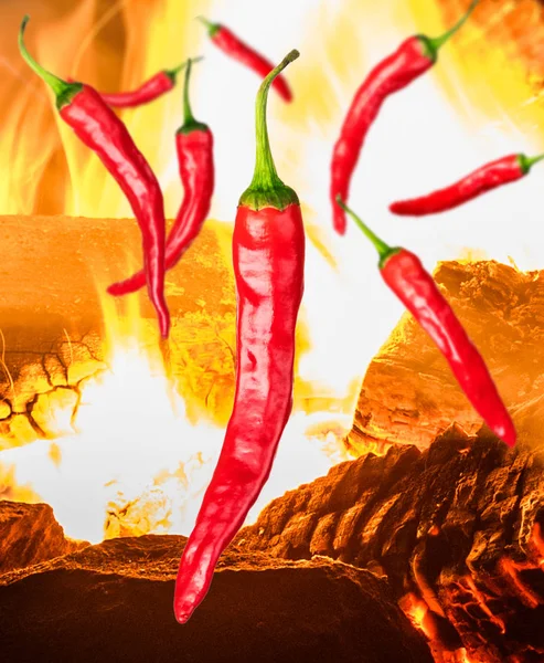 一些红色辣椒在背景下与火 — 图库照片