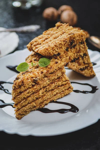 Traditionele Dessert Honing Cake Met Walnoot Met Koffie Donkere Stenen — Stockfoto