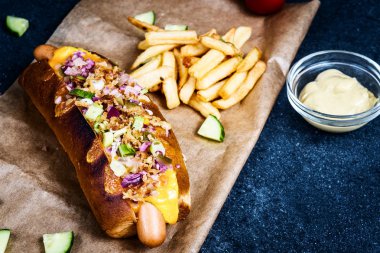 Izgara Hotdog sebze ve patates kızartması ile