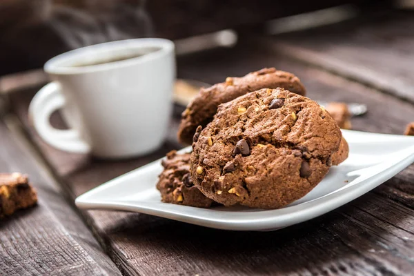 Traditionele Chocoladeschilferkoekjes Met Koffie Houten Tafel — Stockfoto