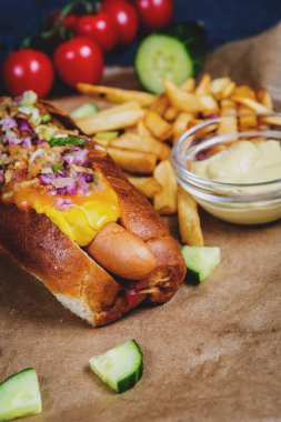 Izgara Hotdog sebze ve patates kızartması ile