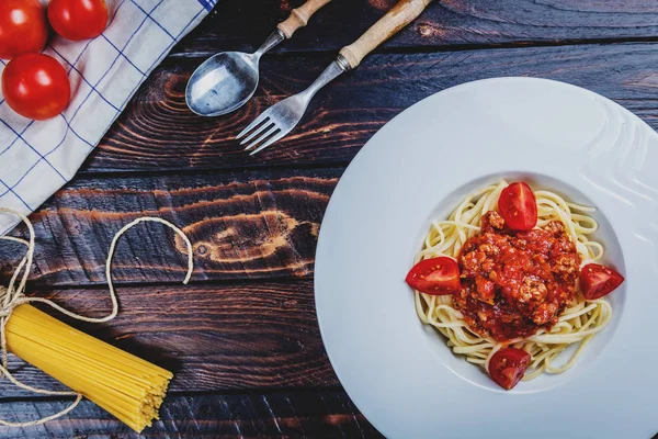 Traditional Italian Pasta Spaghetti Bolognesse Minced Meat Tomatoes Raw Spaghetti — Stock Photo, Image