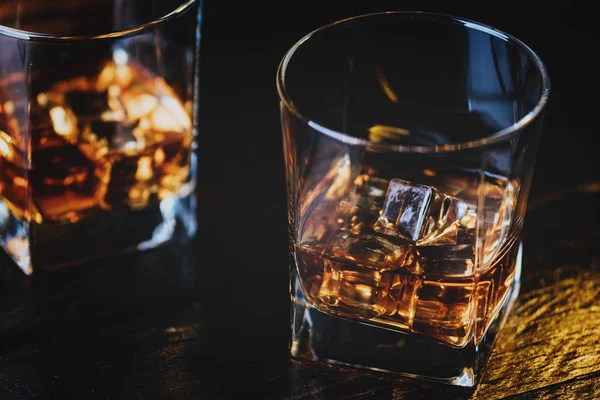 Alkohol Pít Whisky Whisky Nebo Bourbon Ledem Tmavé Dřevo Stůl — Stock fotografie